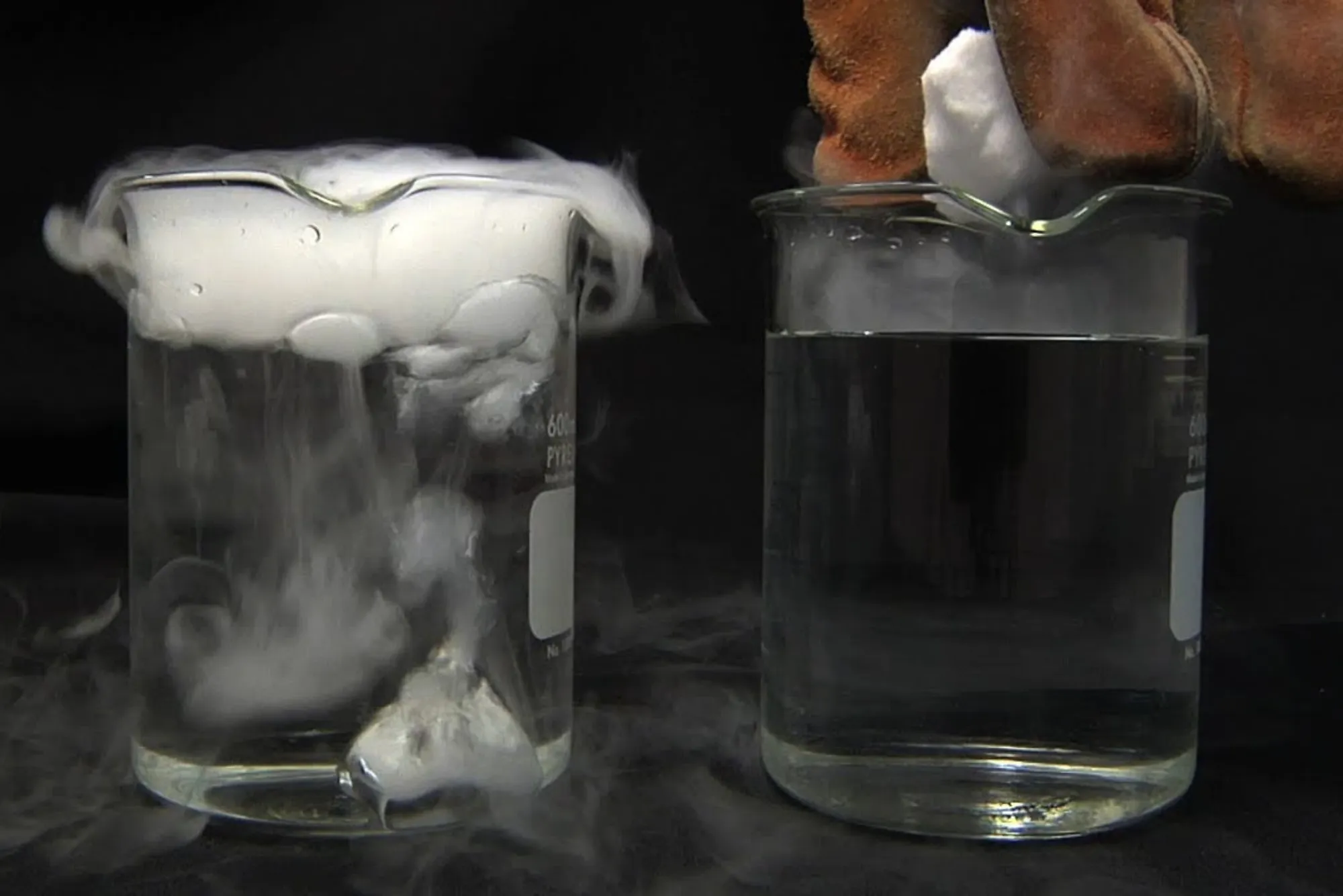 chemical compound that is dry ice in condensed form