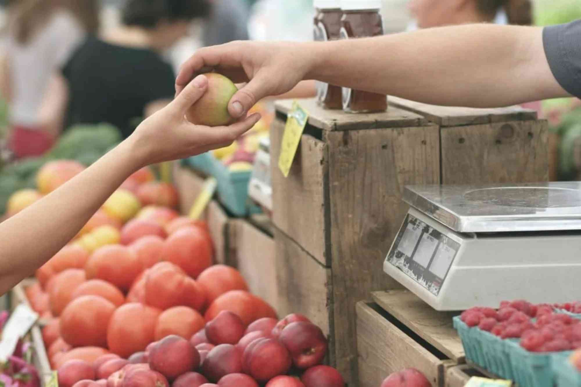 How to Use Local Supermarkets to Eat Cheap & Well